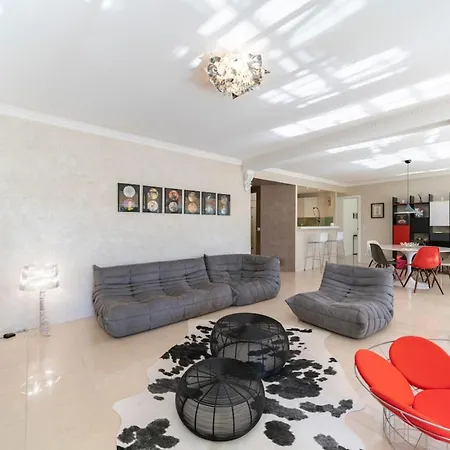 Brand New 3 Bedrooms Heart Of Apartment *