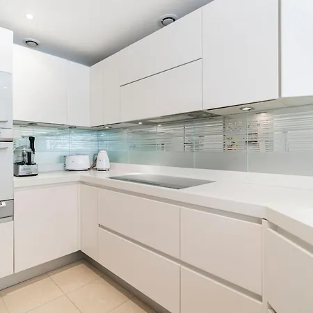 Brand New 3 Bedrooms Heart Of Apartament *