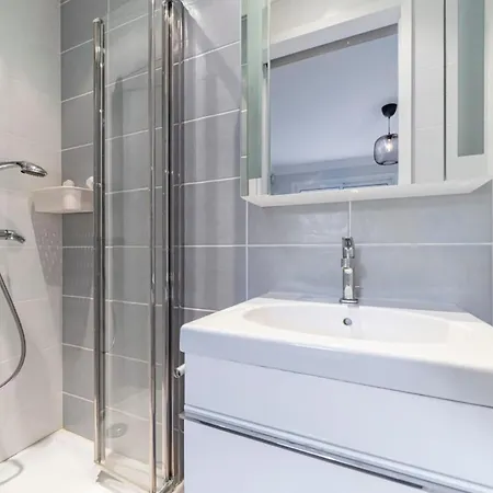 Brand New 3 Bedrooms Heart Of Apartament
