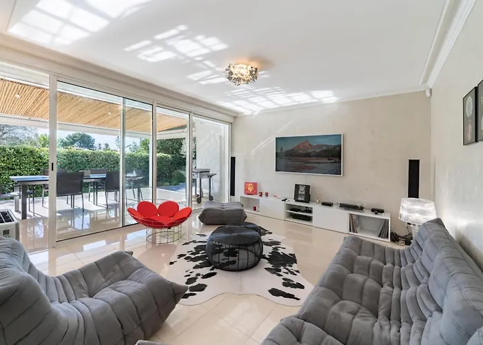 Brand New 3 Bedrooms Heart Of Apartment *