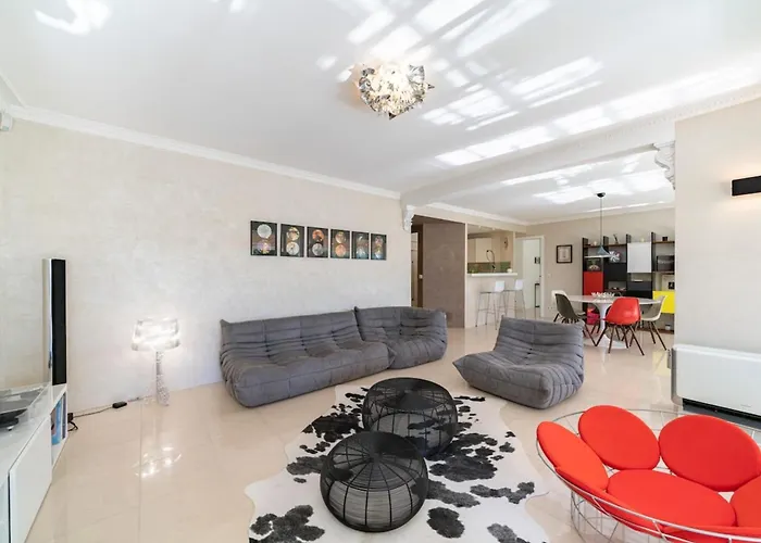 Brand New 3 Bedrooms Heart Of Apartment *